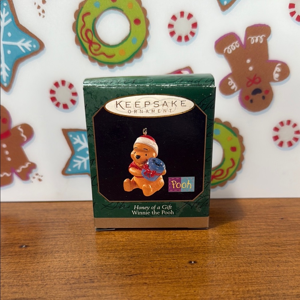 NIB Hallmark Keepsake Winnie the Pooh Honey of a Gift Miniature Ornament